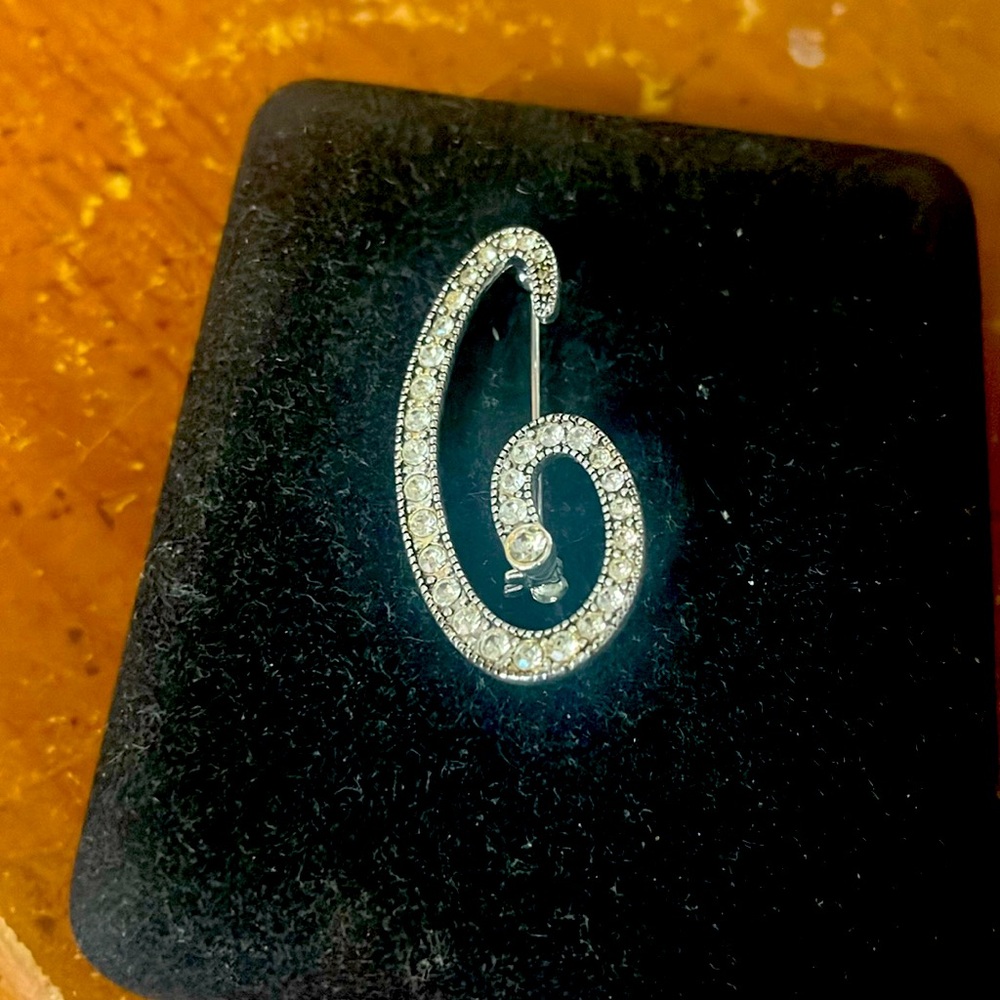 Crystal brooch, “G”